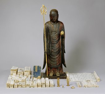 Bodhisattva Ksitigarbha met votiefgaven