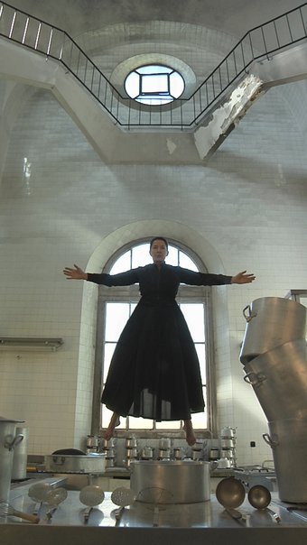 Marina Abramovich,The Kitchen Levitation filmstill.jpg