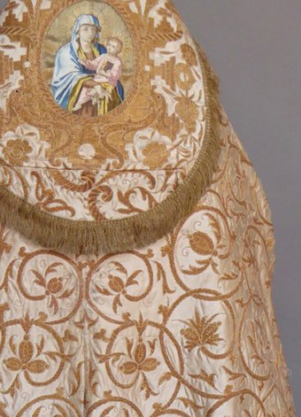 Koorkap 2 (detail), te zien op Fashion for God