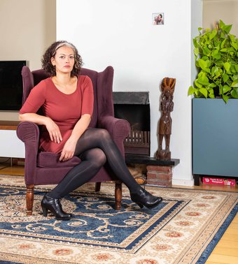 Relieken, portret Patricia Boll met oorbellen van haar overleden oma foto Billie-Jo Krul (Uitsnede)