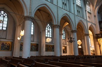 Sint-Maarten: Feest van het delen, lichtsculpturen in de kathedraal, foto Billie-Jo Krul