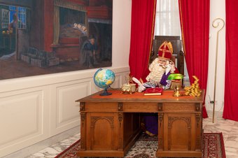 Sint aan zijn bureau
