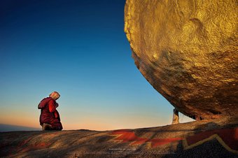 Bidden bij de Golden Rock in Myanmar