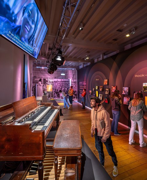 Jonge bezoekers bij Gospel tentoonstelling - foto Thijs Wolzak