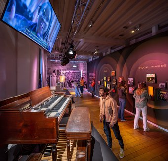 Jonge bezoekers bij Gospel tentoonstelling - foto Thijs Wolzak