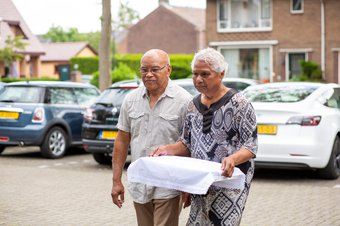 De heer en mevrouw Abraham met piring natzar