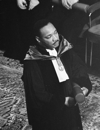 Eredoctoraat_sociale_wetenschappen_uitgereikt_aan_Dr Martin_Luther_King 1965_(klein).jpg
