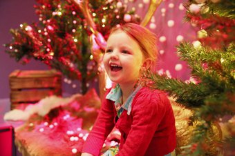 Kindje bij kerstbomen, kerstival 2017