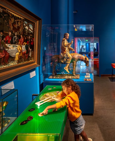 Kindje bekijkt Palmzondag in Feest tentoonstelling - Foto Thijs Wolzak