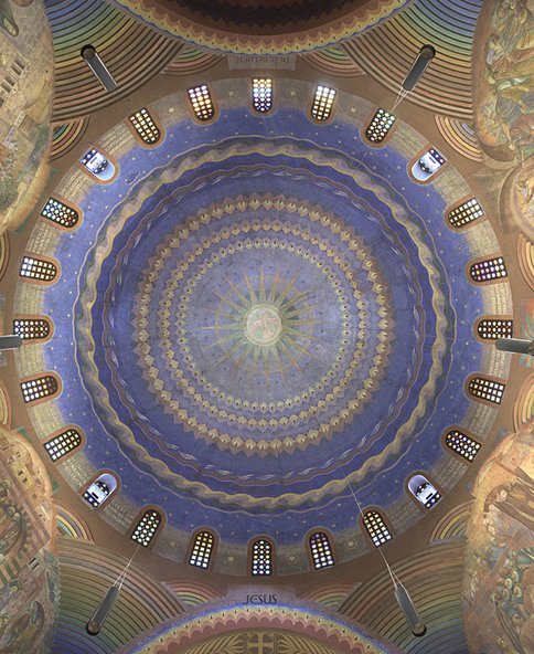 Afbeelding van het kleurrijke plafond van de Heiligelandstichting