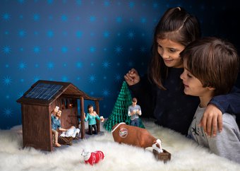 Kinderen met hipster kerststal