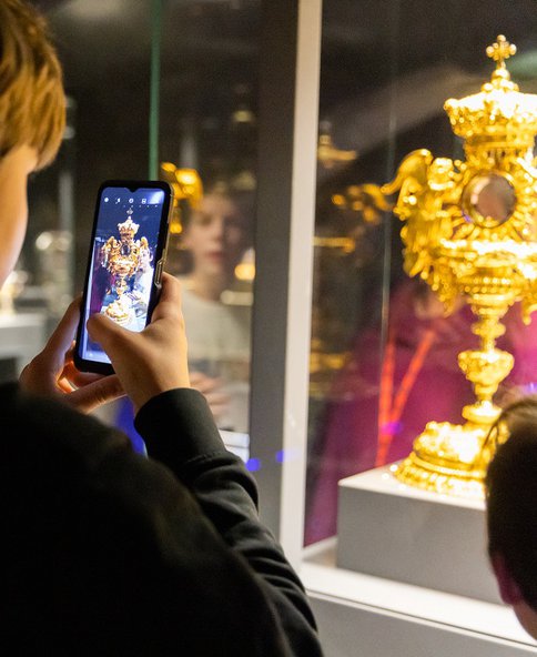 Leerling fotografeert kunst in schatkamer - Foto Lilian van Rooij