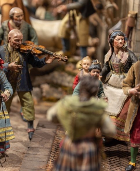 Napolitaanse kerststal met zang en dans figuren