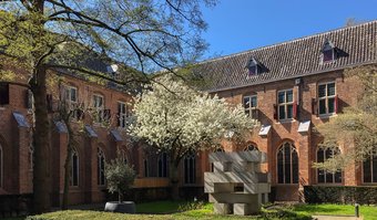 Pandhof met kunstwerk_Femke Lockefeer