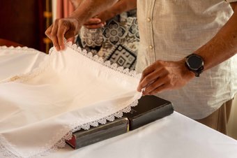 Piring natzar wordt bedekt met een kanten doek, foto Cindy Bakker