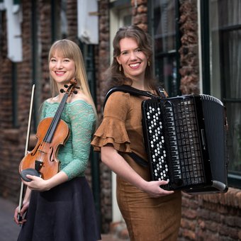 Duo de Thuiskomst; Quirine van Hoek en Ellen Zijm, foto: Rens Plaschek