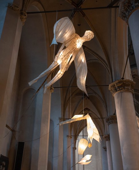 Lichtsculptuur in kathedraal