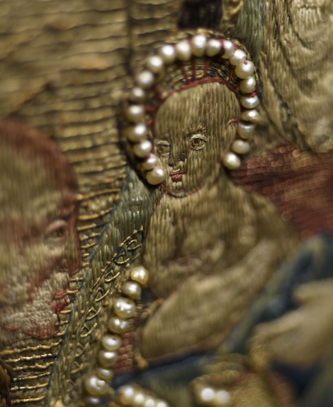 Afbeelding (textiel) van kindje Jezus met aureool van parels