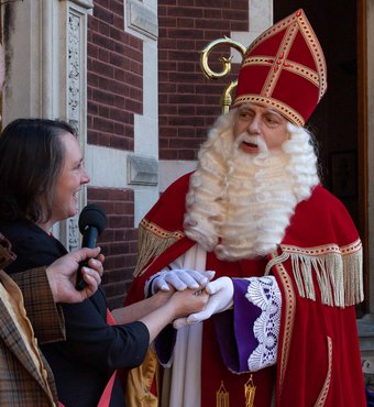 Sint ontvangt de sleutel van zijn tijdelijke huis - Foto: Femke Lockefeer