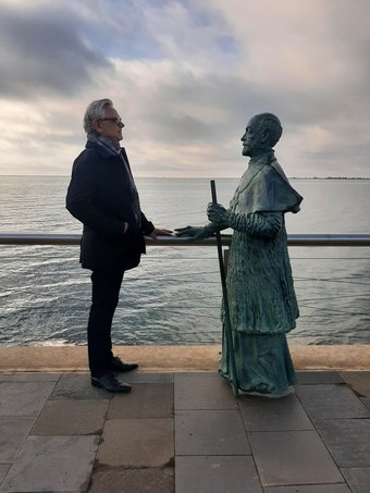 Twan Geurts Adrianus standbeeld