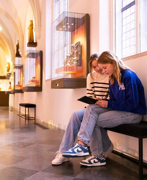 Twee VO leerlingen in kloostergang - Foto Lilian van Rooij