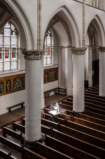 Ray (2022) door Vibeke Mascini, tentoongesteld in de Sint-Catharinakathedraal, Utrecht (bovenaanzicht), foto door Tom Janssen