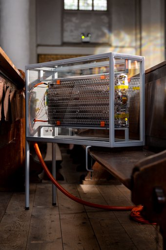 De batterij van Ray (2022), die deels is opgeladen met elektriciteit die afkomstig is van de overtollige warmte die in een crematorium wordt geproduceerd, foto door Tom Janssen