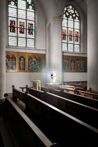 Ray (2022) door Vibeke Mascini, tentoongesteld in de Sint-Catharinakathedraal, Utrecht (zijaanzicht), foto door Tom Janssen