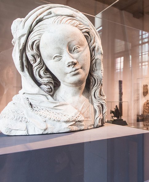 Sfeerbeeld met sculptuur van de Meester van de Utrechtse Stenen Vrouwenkop
