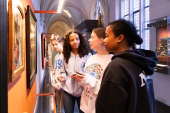 Vier VO leerlingen in kloostergang