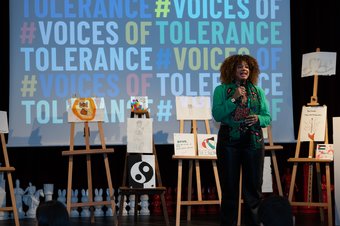 Presentator bij eindevent Voices of Tolerance 2025 - foto Femke Lockefeer