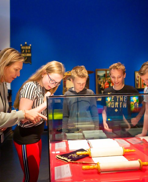 kinderen kijken naar voorwerpen in een vitrine