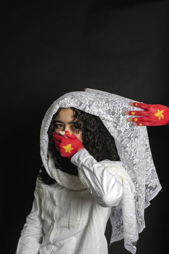 Wassila, Ghizlan en Hilal van X11, Foto van een Oeigoers meisje. Fotograaf: Femke Lockefeer