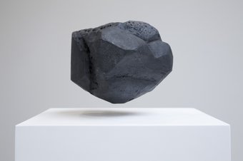 Zwevende steen, Galerie Tanya Bonakdar.jpg