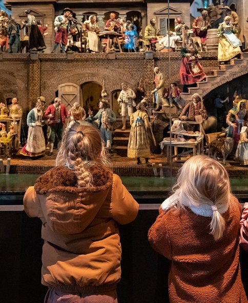 kindjes bij mooiste kerststal. Femke Lockefeer